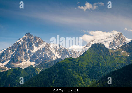 Aiguille du Midi e Mont Blanc della Valle di Chamonix, Rhone-Alpes, Alta Savoia, Francia, Europa - da Bellevue Foto Stock