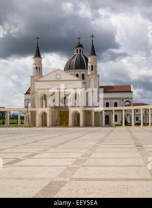 L'immagine verticale della Basilica dell Immacolata Concezione della Vergine Maria in Mongomo, Guinea Equatoriale in Africa Foto Stock