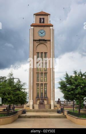 La torre dell Orologio e statue del presidente e del capo di stato nella sua città natale di Mongomo, Guinea Equatoriale in Africa occidentale Foto Stock