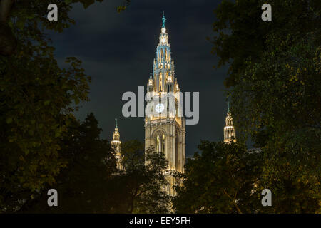 Vienna, Austria, facciata del municipio o Rathaus illuminata di notte Foto Stock