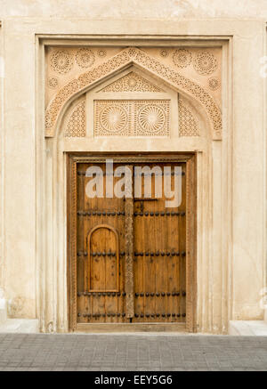 Dettaglio della porta di legno a Shaikh Isa bin Ali House di Al Muharraq, Bahrein, Medio Oriente Foto Stock