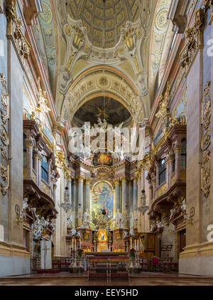 Vienna, altare e interno della chiesa parrocchiale di San Pietro nella città vecchia, Austria Foto Stock