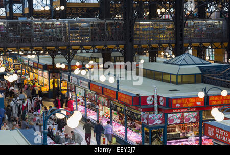 Shoppers affollata all'interno del famoso mercato grande Hall di Budapest, Ungheria Foto Stock