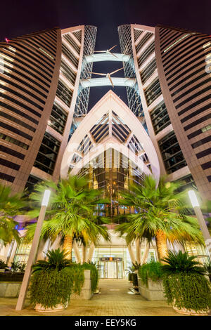 Bahrain World Trade Center di Manama, Bahrain - vista guardando verso l'alto le due torri Foto Stock