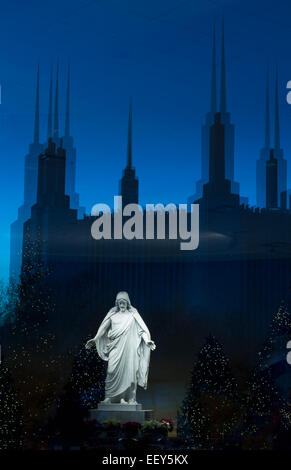 Riflessione con la statua di Cristo a Washington DC Tempio o Chiesa di Gesù Cristo dei Santi degli Ultimi Giorni in Kensington, Maryland Foto Stock