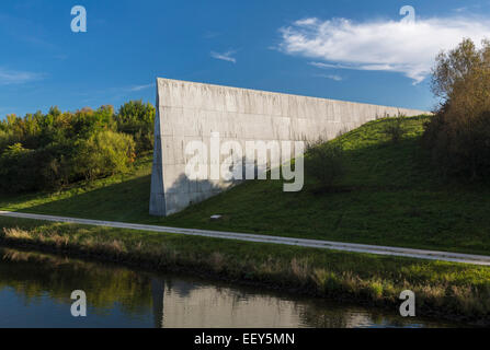 Marcatore a livello europeo Continental Divide o spartiacque presso Pierheim, Germania Foto Stock