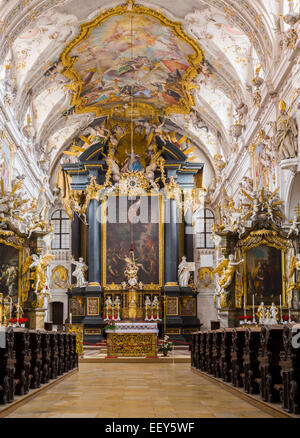 Altare e interno di St Emmeram Abbazia o Basilica di Regensburg, Baviera, Germania Foto Stock
