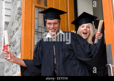 Giovane uomo e donna alla cerimonia di consegna dei diplomi Foto Stock