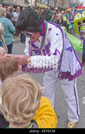 Uomo vestito in costume di Elvis durante la sfilata di Carnevale nel  Derbyshire village di Bakewell Peak District Inghilterra Foto stock - Alamy