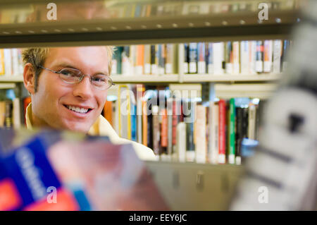 Giovane uomo in una libreria Foto Stock