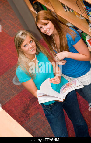 Due giovani donne in una libreria Foto Stock