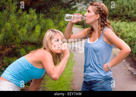 Due donne in un parco Foto Stock