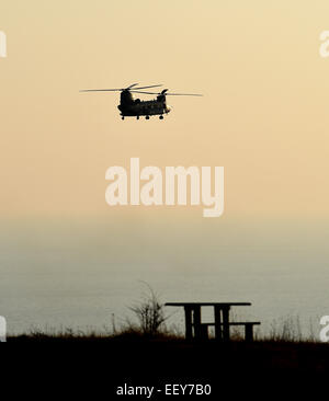 Brighton UK - Un elicottero Chinook ha visto volare sulla Sheepcote Valley Brighton Foto Stock