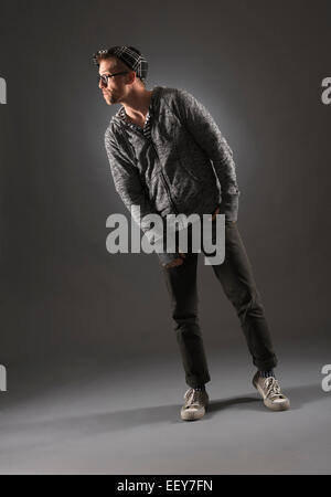 Studio shot dell uomo in grigio abbigliamento Foto Stock