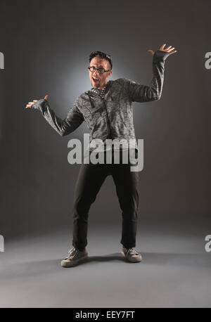 Studio shot dell uomo in grigio abbigliamento Foto Stock