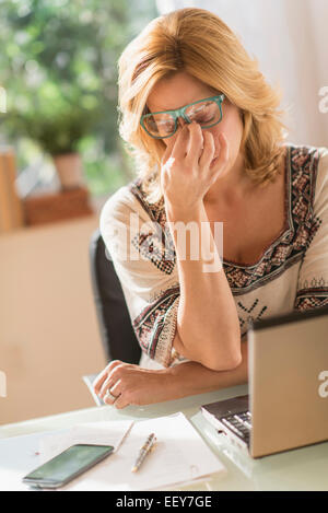 Donna con mal di testa Foto Stock