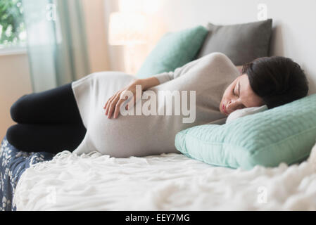 Donna incinta in letto Foto Stock