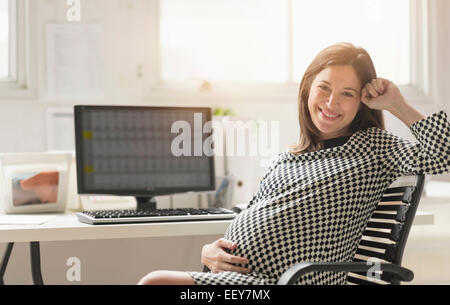 Ritratto di donna incinta in office Foto Stock