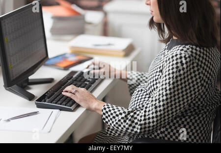 Donna incinta lavoro in ufficio Foto Stock