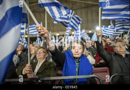 Atene, Grecia. 23 gennaio, 2015. Sostenitore del Primo Ministro greco Antonis SAMARAS ascoltare il suo discorso durante l'ultima pre-rally di elezione del nuovo partito democratico ad Atene, 23 gennaio 2015. Il primo ministro di Antonis SAMARAS party non è riuscita finora a superare un gap in sondaggi di opinione con l'anti-bailout Syriza partito in anticipo del 25 gennaio elezioni generali. Foto: Michael Kappeler/dpa/ Alamy Live News Foto Stock