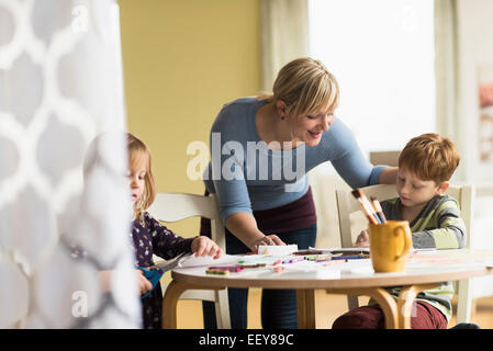Madre giocando con la figlia e il figlio (4-5, 6-7) Foto Stock