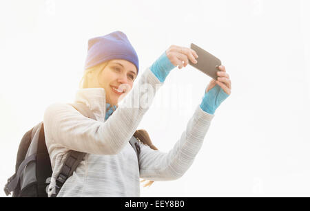 Turista femminile prendendo selfie Foto Stock