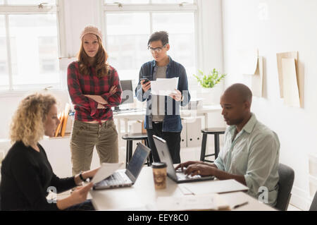 Amici che lavorano in ufficio Foto Stock