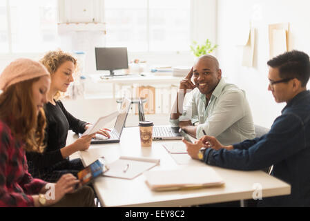 Gli amici di affari in ufficio Foto Stock