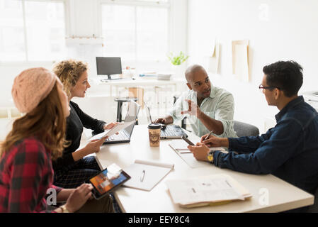 Gli amici di affari in ufficio Foto Stock