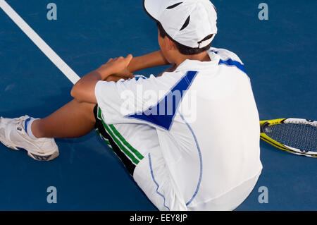 Giocatore di Tennis solo su di una corte Foto Stock