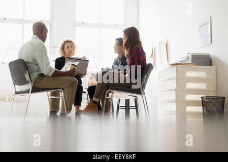 Gli amici di affari in ufficio Foto Stock