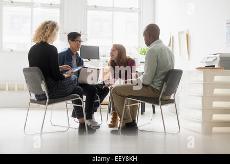 Gli amici di affari in ufficio Foto Stock