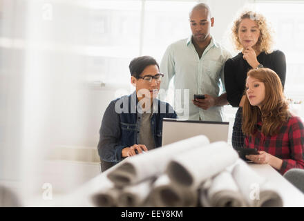 Un gruppo di uomini di affari che lavorando insieme in ufficio Foto Stock