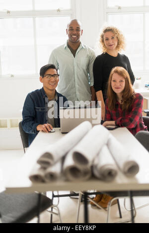 Un gruppo di persone di affari in ufficio Foto Stock