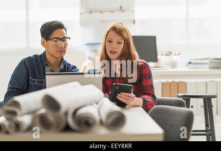 Imprenditrice e imprenditore lavorando insieme in ufficio Foto Stock