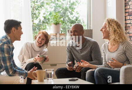 Amici appendere fuori a soggiorno Foto Stock