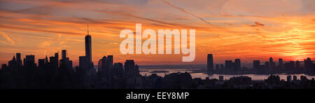 Stati Uniti d'America, nello Stato di New York, New Jersey, Cityscape al tramonto Foto Stock