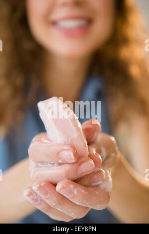 Donna lavarsi le mani con sapone, close up Foto Stock