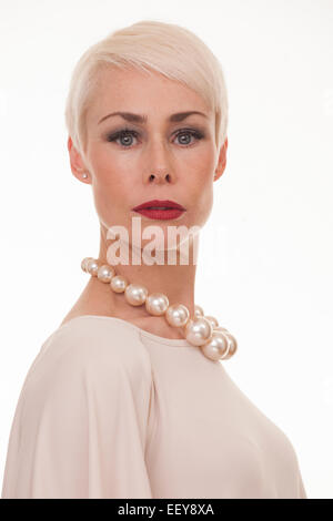 Donna matura con corti capelli biondi headshot Foto Stock
