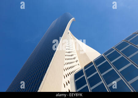 La Al Hamra Tower in Kuwait. La torre è un 413 m grattacielo a Kuwait City. Foto Stock