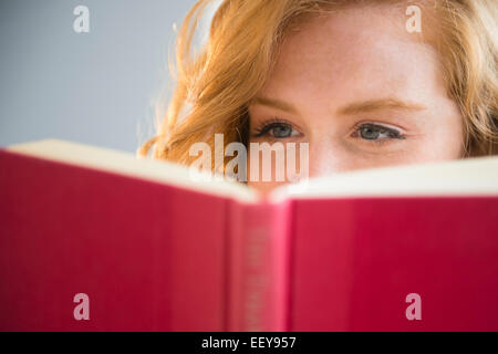 Giovane donna libro di lettura Foto Stock