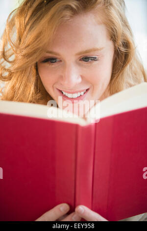 Giovane donna libro di lettura Foto Stock