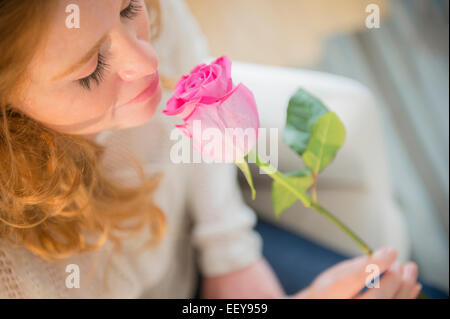 Giovane donna odore di rose Foto Stock