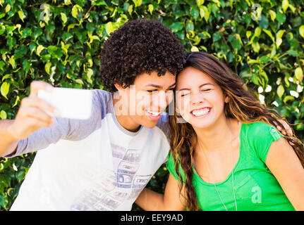 Il giovane e la giovane donna rendendo selfie Foto Stock