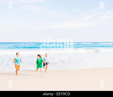 Stati Uniti d'America, Florida, Giove, giovani in esecuzione sulla spiaggia Foto Stock