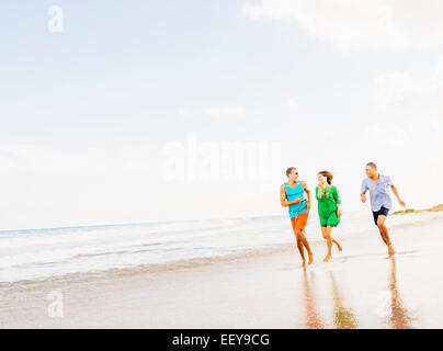 Stati Uniti d'America, Florida, Giove, giovani in esecuzione sulla spiaggia Foto Stock