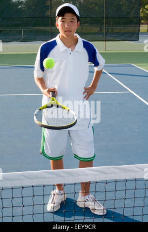 Giocatore di Tennis solo su di una corte Foto Stock