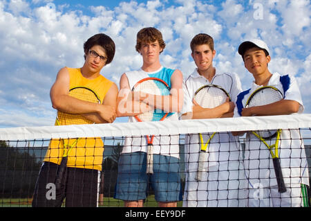 Un gruppo di giocatori di tennis su una corte Foto Stock