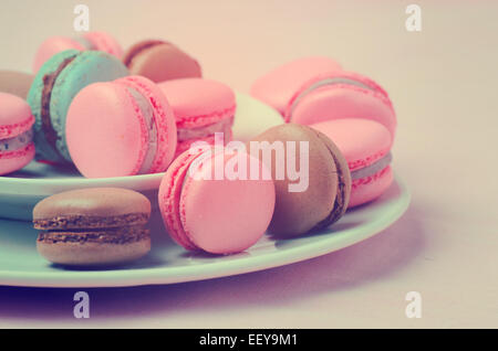 In stile tradizionale francese macarons - con retro vintage filtro Foto Stock