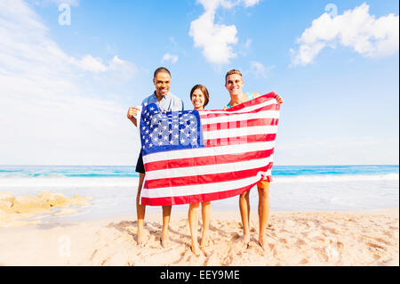 Stati Uniti d'America, Florida, Giove, giovani azienda bandiera americana sulla spiaggia Foto Stock